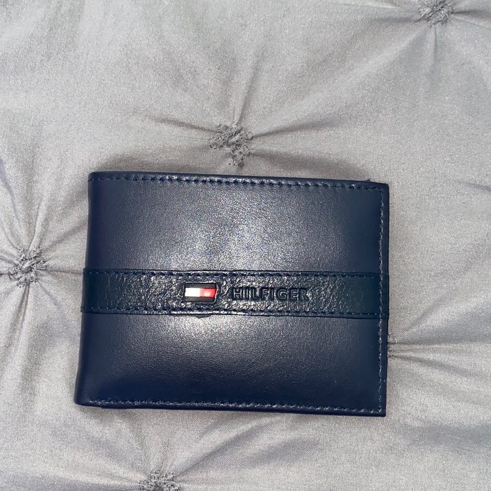 Tommy Hilfiger wallet - Picture 2 of 7